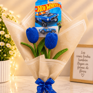 Ramo de hot wheels con flores tejidas
